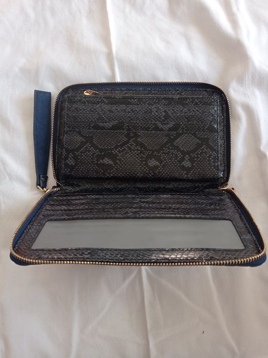 Carteira com várias divisões azul marinho.