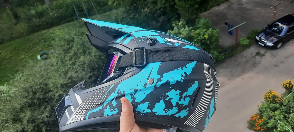 Шолом з окулярами