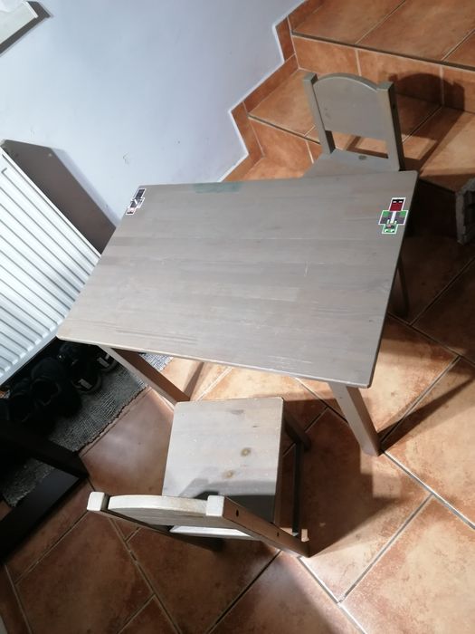 Stolik i krzesełka do pokoju dziecięcego