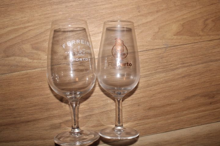 Copos diversos e canecas