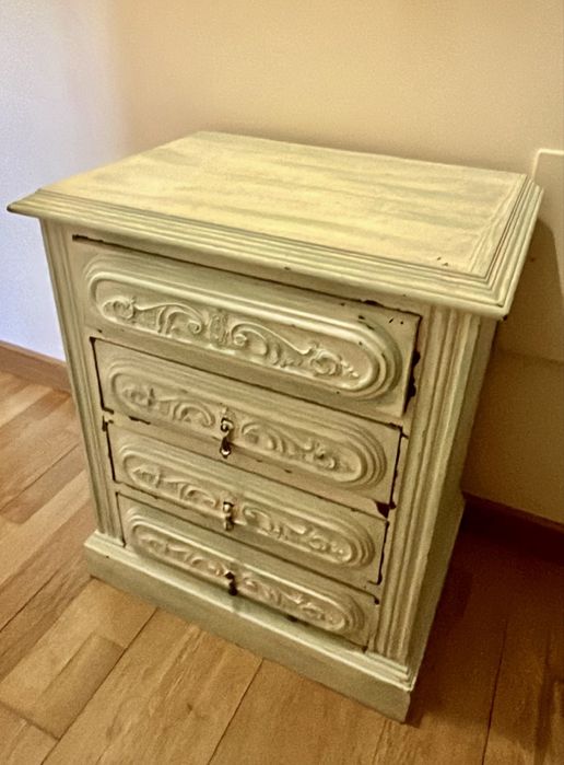 Mesa de cabeceira em madeira