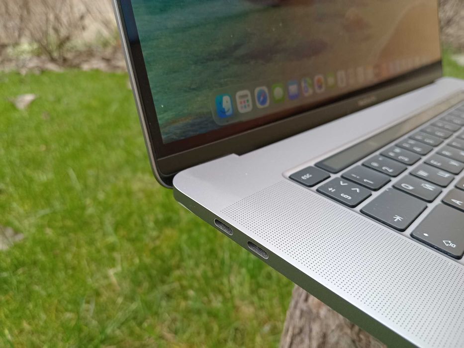 Ноутбук Apple Macbook Pro 16 Retina, 2019 i7/16/512gb (є вм'ятина)