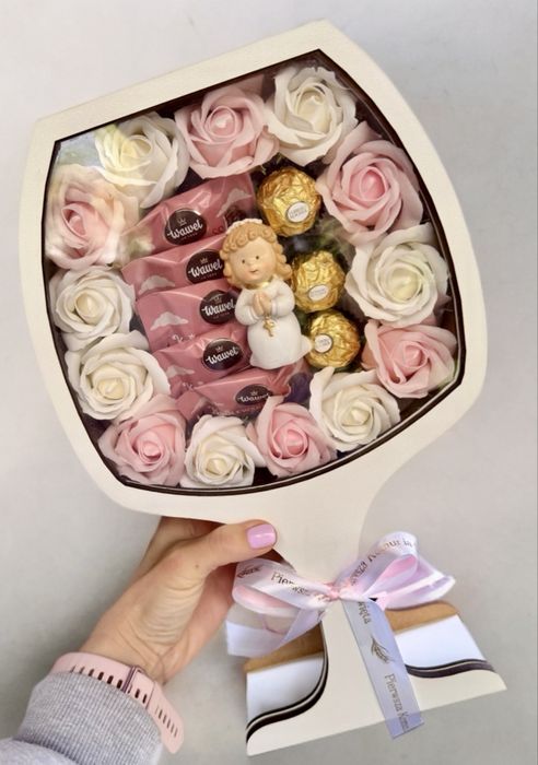 Kielich pudełko ze słodyczami i kwiatami mydlanymi na Komunię dla dziewczynki