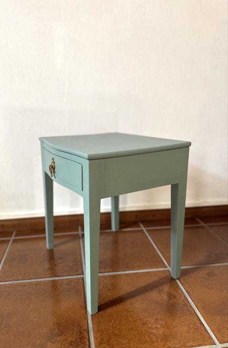 Mesa de apoio em madeira com gaveta
