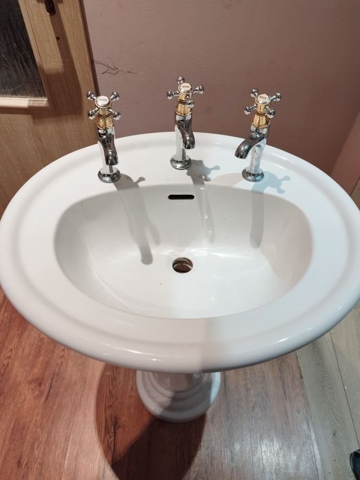 Stara umywalka z trzema kranami