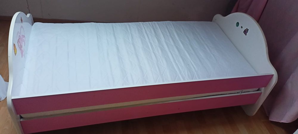 Lozko z szuflada i materacem