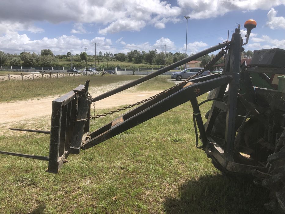Carregador tradeiro para trator