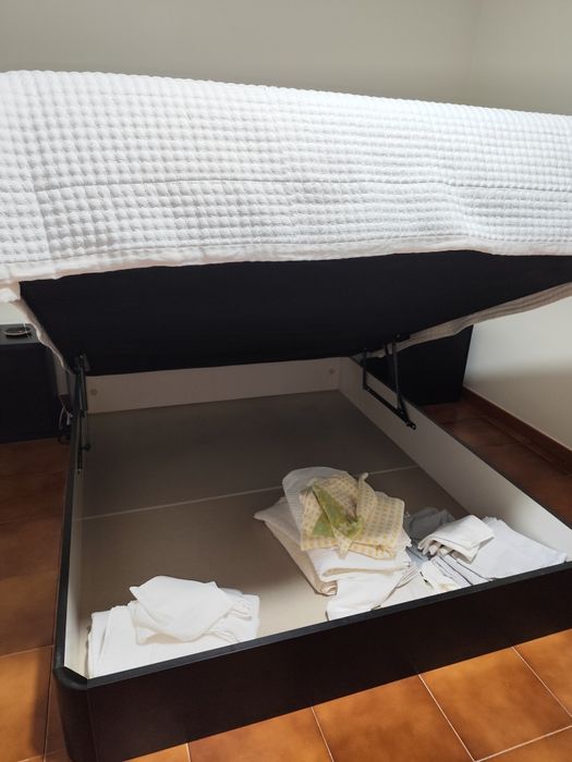 Cama de casal com pouco uso