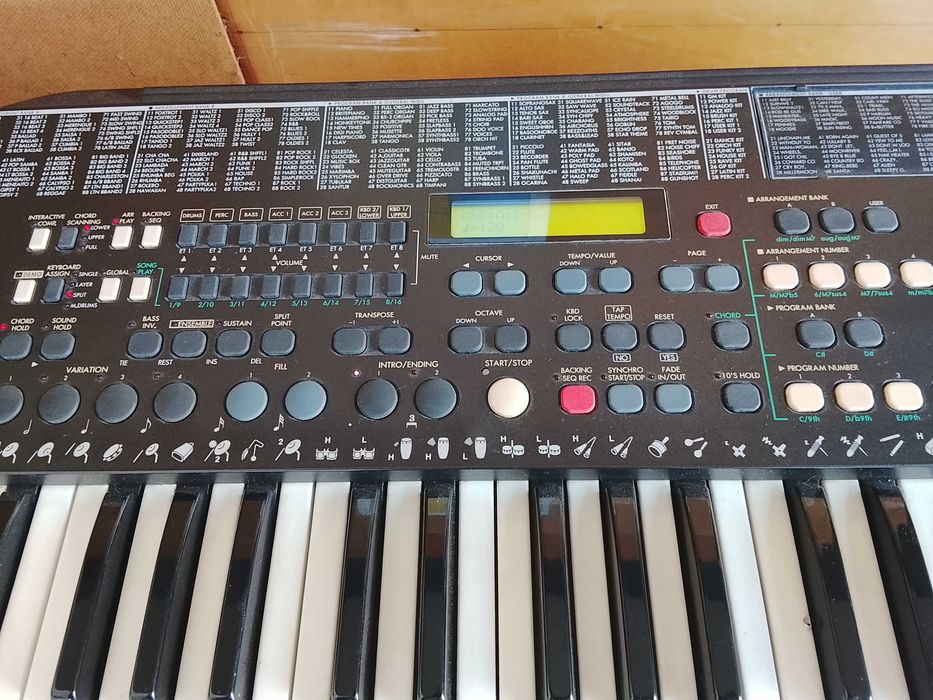 Teclado marca Korg I5S em boas condições