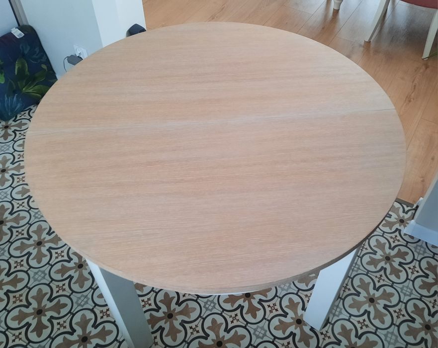 Stary okragły stół-odnowiony
