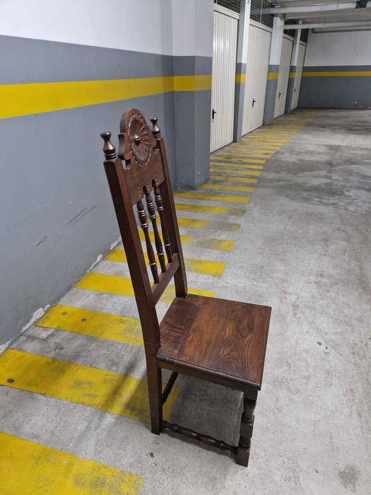 7 Cadeiras Antigas em Madeira – Estilo Rústico Tradicional