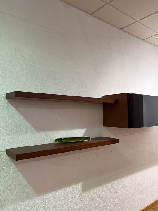 Movel de parede com parteleiras