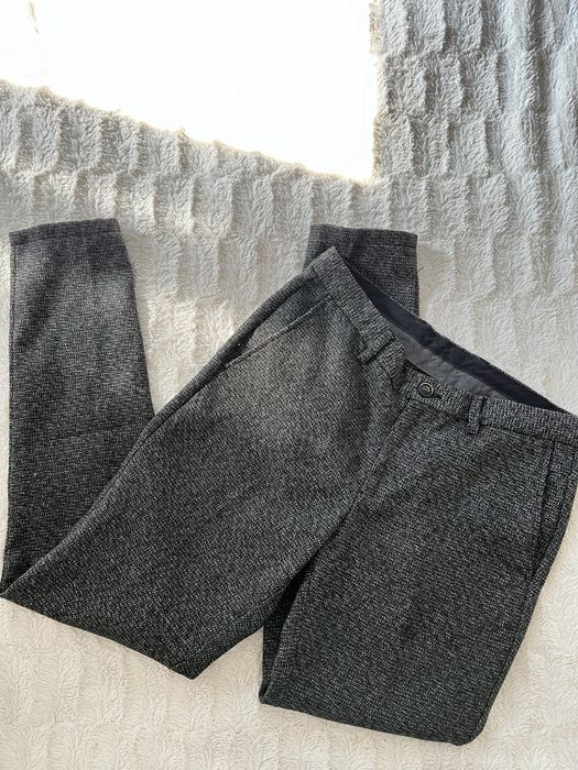 szare spodnie z kantem z materiału jeans