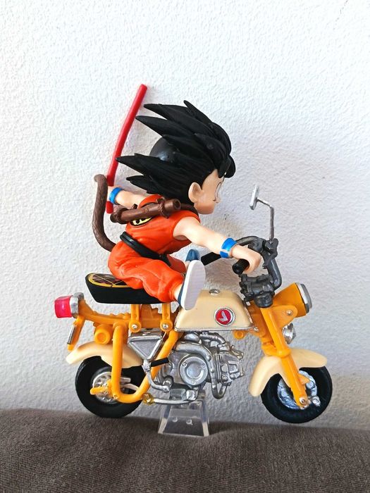 Mini Goku a brincar em uma motocicleta