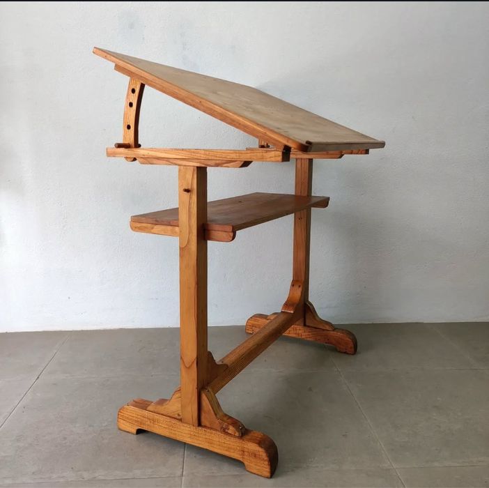 Estirador dos anos 70 restaurado em madeira maciça