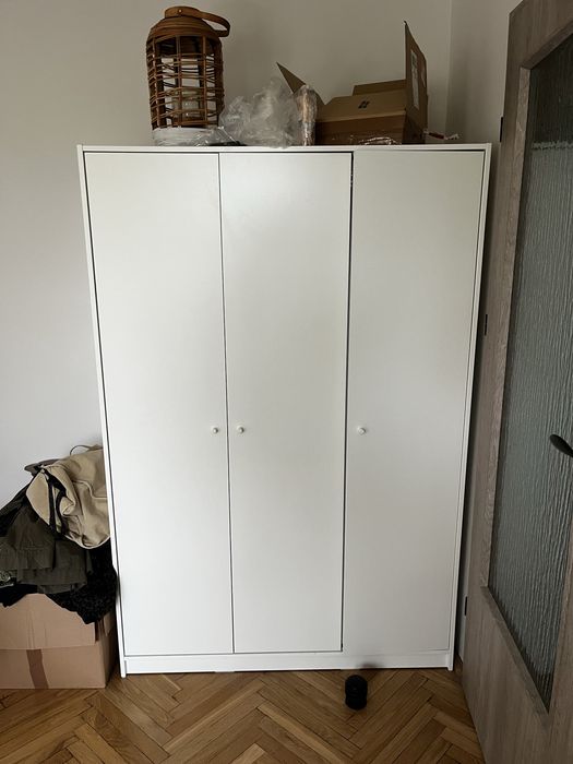 Szafa Ikea i stolik z krzelsem tez ikea