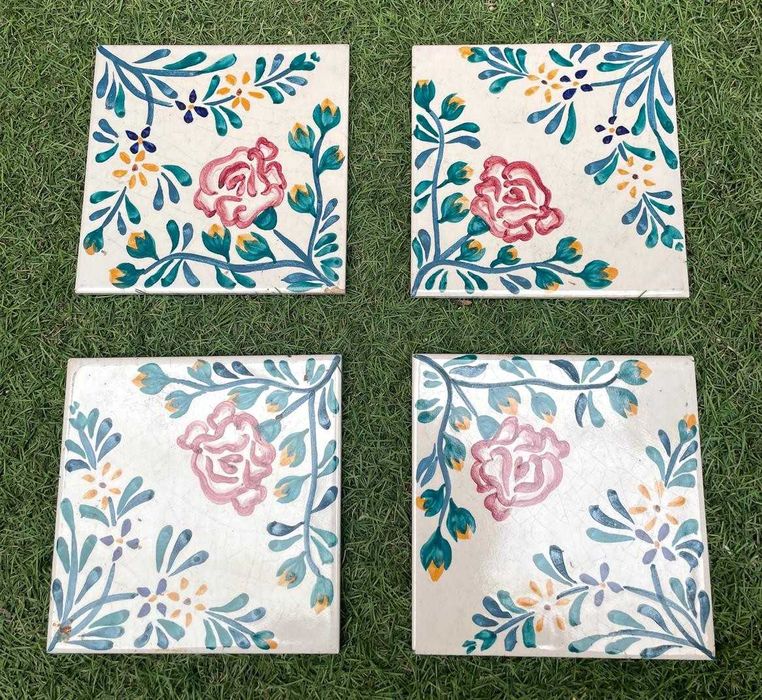 Azulejos antigos pintados à mão motivo floral