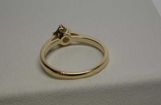 Apart złoty pierścionek z diamentem brylant 0,23 ct.