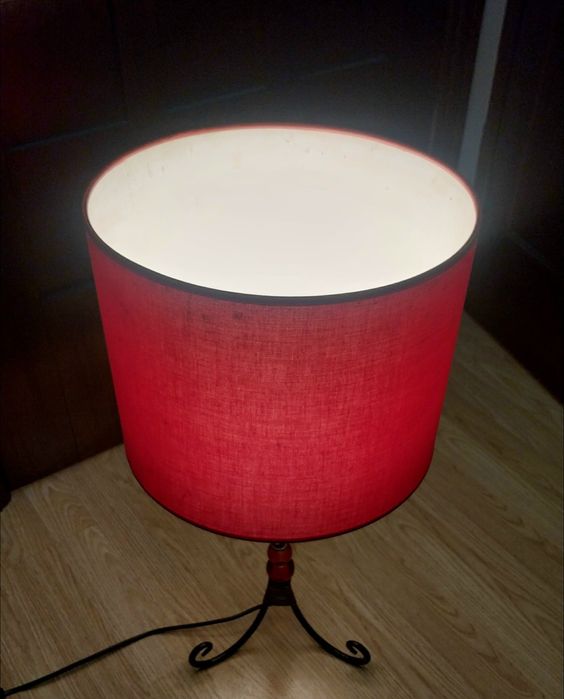 Candeeiro de mesa em óptimo estado. 60x30cm