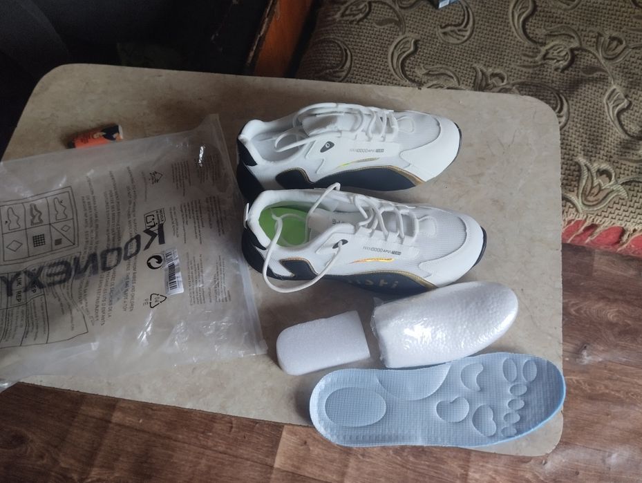 Продам кроссовки нові 1200
