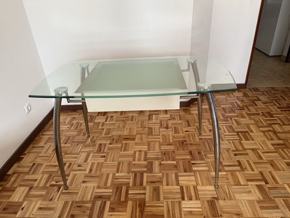 Mesa pequena de vidro