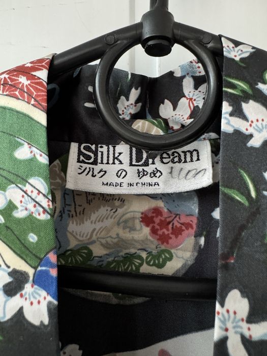 Чорне кімоно Silk Dream з мотивами гейш, квітучої вишні