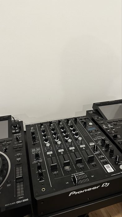 Pioneer DJM 750MK2 (usada apenas em casa)
