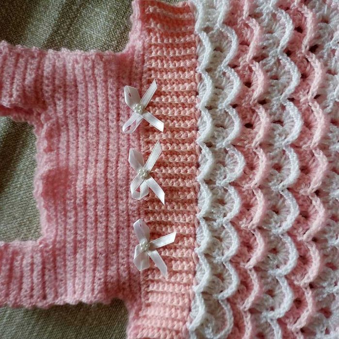 Sukienka robioną na szydełku dla dziewczynki