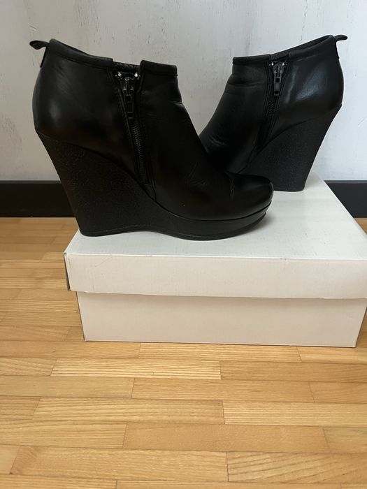 Skórzane  botki na koturnie 37