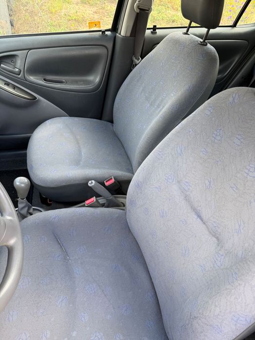 Toyota Yaris 1.0 VVT-i Línea Luna (2002) – Económico e Fiável. Poucos kms