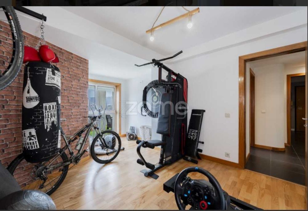 Ginasio em casa com máquina de musculação