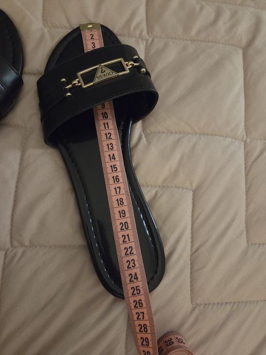 Продам шльопанці  Guess 38 розміру(маломірять)
