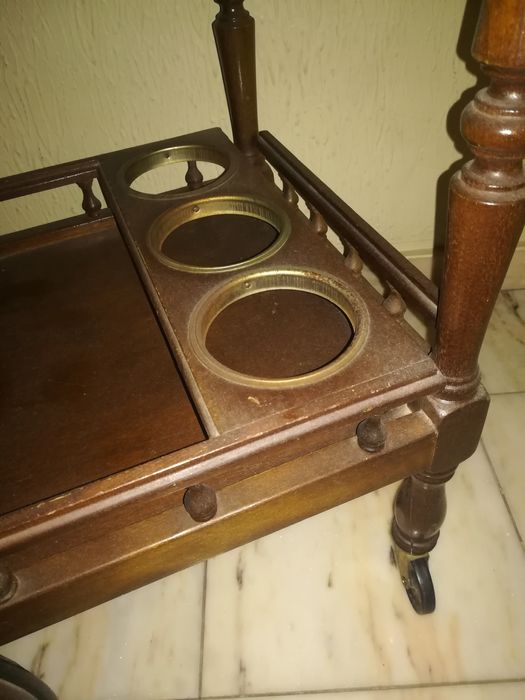 Mesa de madeira com aves. Moveis casa e jardim