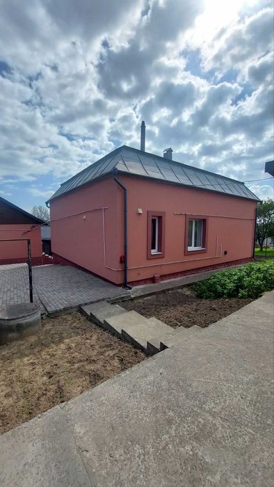 Продається гарний доглянутий будинок в с.Конюшки