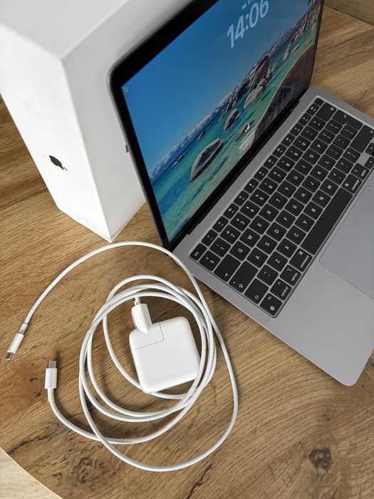 Macbook Air M1 - 256 GB SSD, 8 GB Memory, 13 cali - zadbany sprzęt