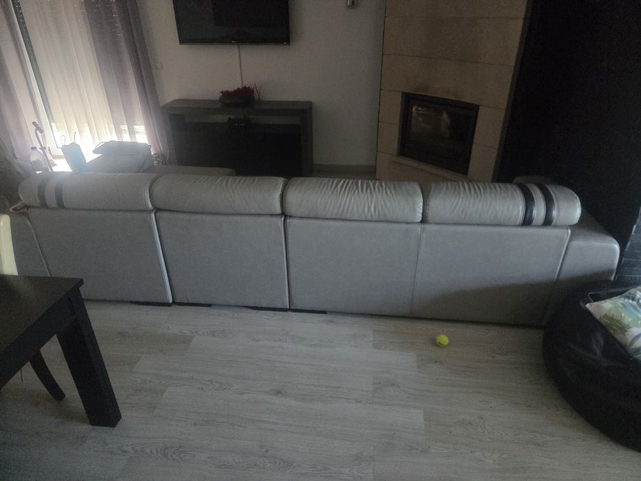 Sofá 3 metros a precisar restauro pele