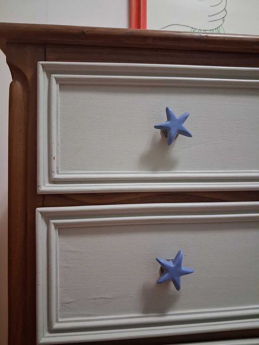 Cómoda para quarto de bebé / rapaz com quatro gavetas espaçosas, em bom estado geral.