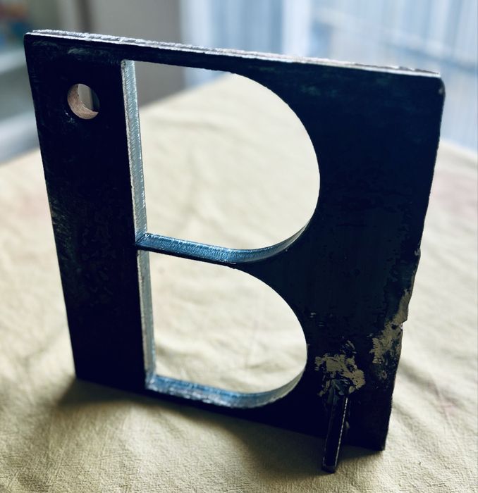 Peça em metal Big B