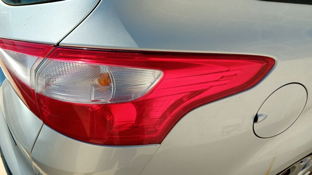 Farolim direito FORD Focus III Carrinha