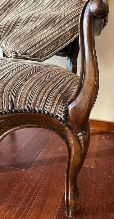 Antyk. Piękny rzeźbiony fotel ludwikowski. Starannie odrestaurowany.