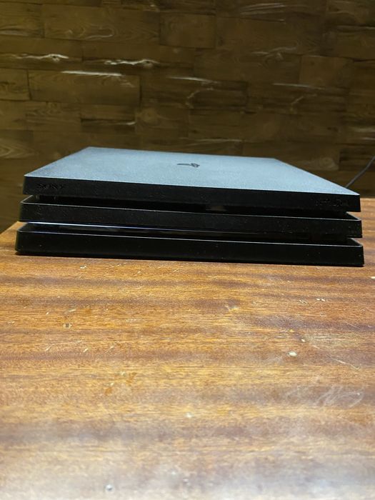 Ps 4 pro продаю срочно !!!