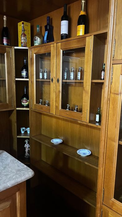 Bar em madeira de ótima qualidade