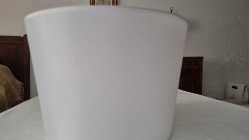 Abajures branco, verde e bege