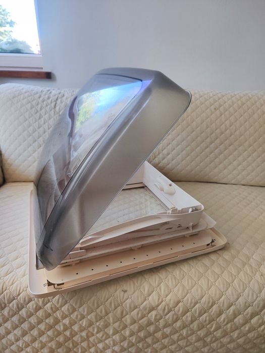 Okno dachowe  świetlik do kempingu, kampera