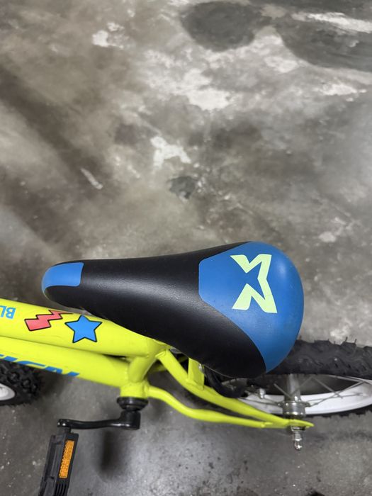 Bicicleta infantil com capacete