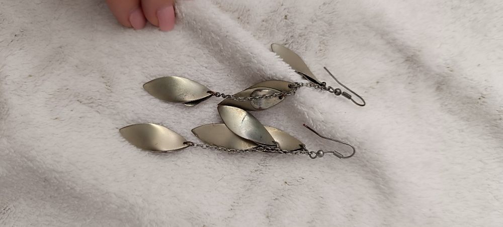 Brincos compridos dourados. Usados