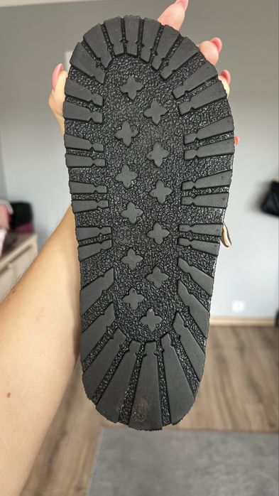 Stylowe klapki z klamrami