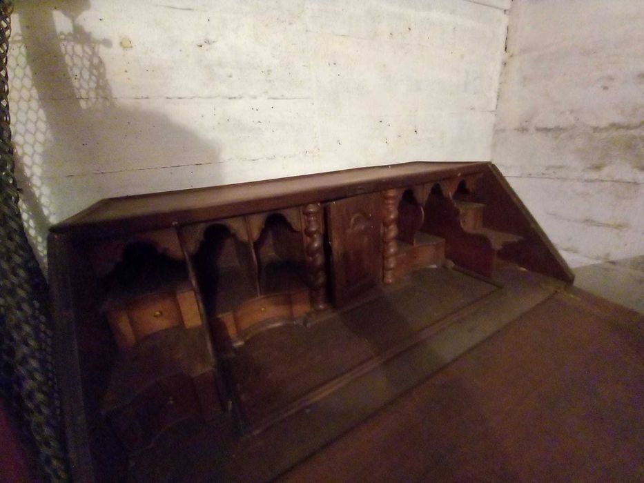 Vendo Secretária,  móvel e  muito antiga