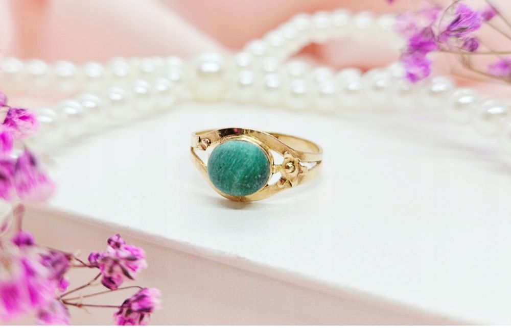 Złoty pierścionek, matowe oczko, vintage, zielony pr 585 r. 14