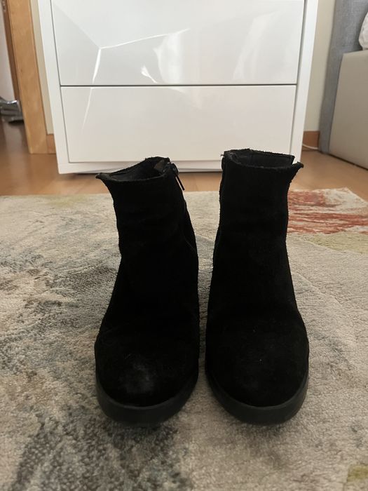 Botas pretas de camurça